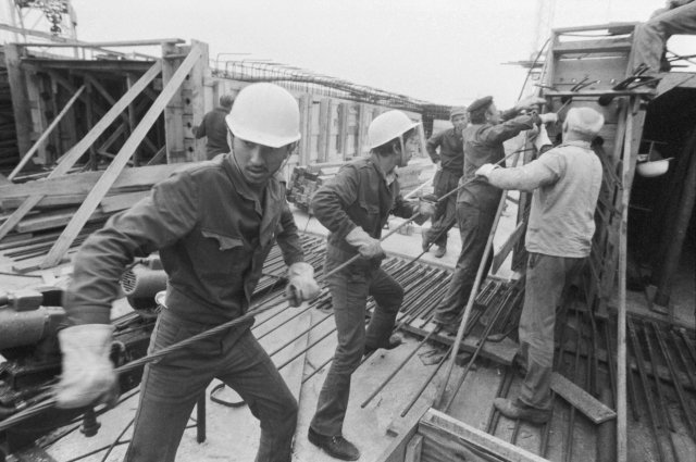 Stavba Barrandovského mostu, rok 1982.