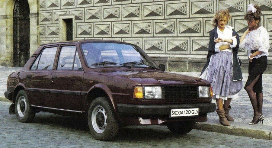 Nejprodávanější verzí Š 120 byl druhý stupeň výbavy de Luxe (L). Zde model 1977.