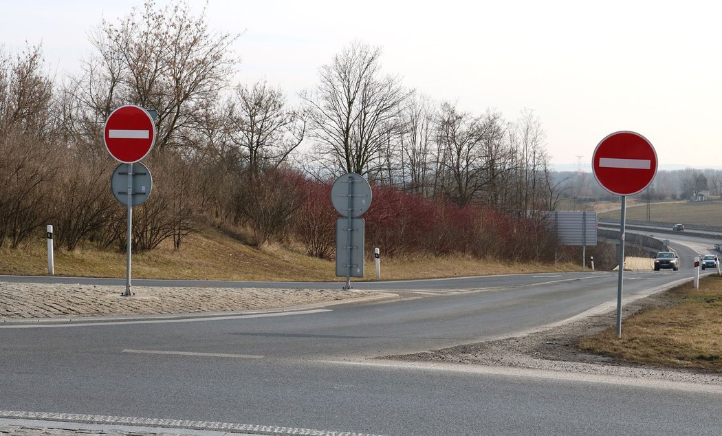 Protisměrný nájezd na dálnici je na většině míst v ČR označen dvojicí cedulí. Kdo je přehlédne, což je na kruhovém objezdu možné, o chybě už se nedozví.