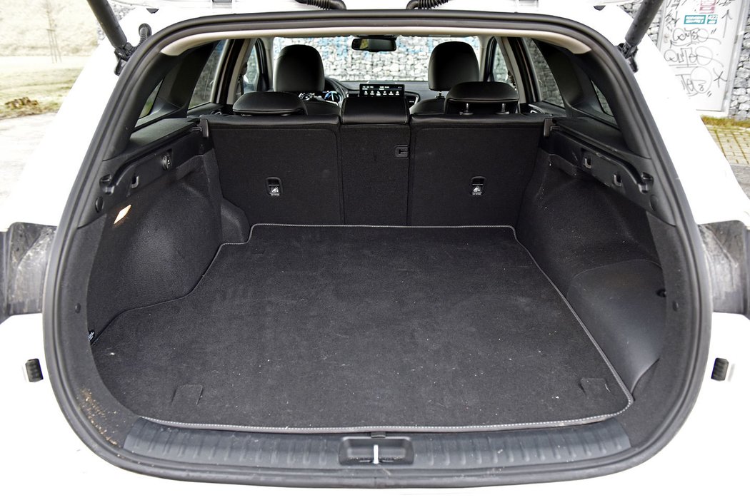 Největším minusem plug-in hybridní verze je zmenšení zavazadelníku z 625 na pouhých 437 litrů kvůli zastavěným bateriím