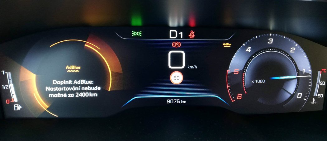 Zatímco Peugeot 508 pouze varuje před nedostatkem AdBlue, Škoda Superb napíše konkrétní množství litrů k doplnění. Sláva za to!