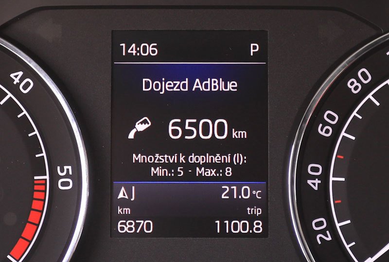 Zatímco Peugeot 508 pouze varuje před nedostatkem AdBlue, Škoda Superb napíše konkrétní množství litrů k doplnění. Sláva za to!