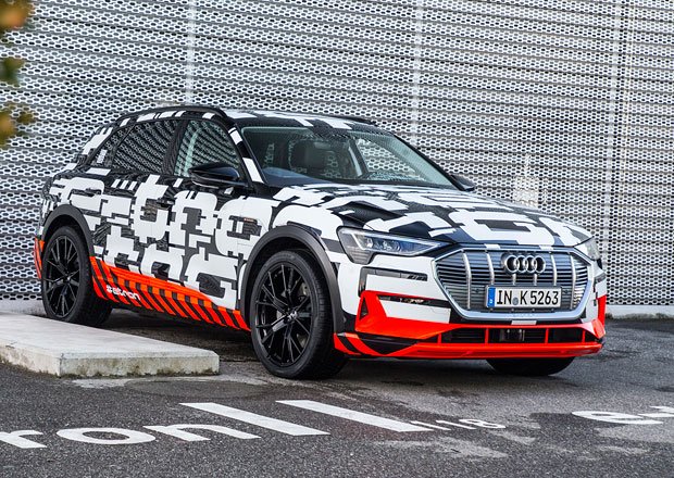Zakamuflovaný prototyp Audi e-tron říká, že do série už je blízko