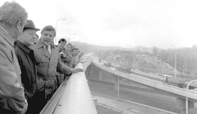 Slavnostního otevírání Barrandovského mostu se roku 1988 zúčastnil i Miloš Jakeš.