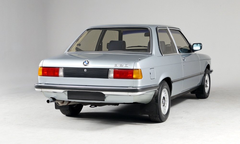 BMW E21 mělo ve stupňovité zádi slušně velký zavazadlový prostor s objemem 400 litrů.