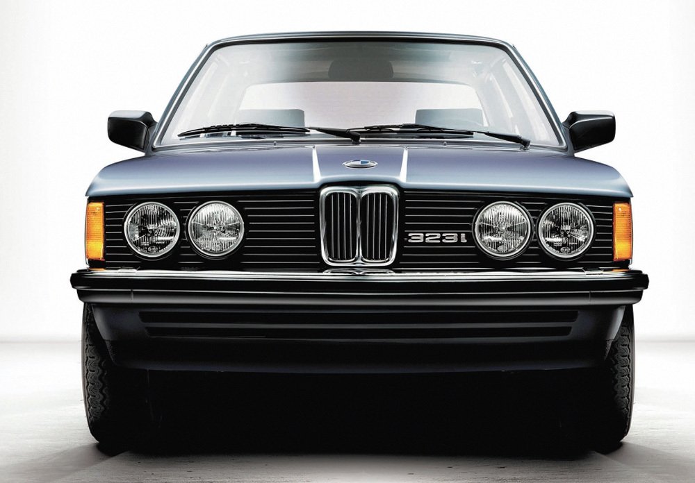 Verze 320, 320i a 323i se odlišovaly čtyřmi světlomety s průměrem 146 mm. Šestiválcové modely BMW 320 a 323i měly navíc na masce chladiče typové označení.