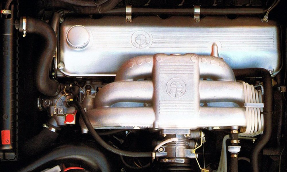 Řadový šestiválec M20 měl vstřikování paliva Bosch K-Jetronic, tranzistorové zapalování a výkon 143 k (105 kW).