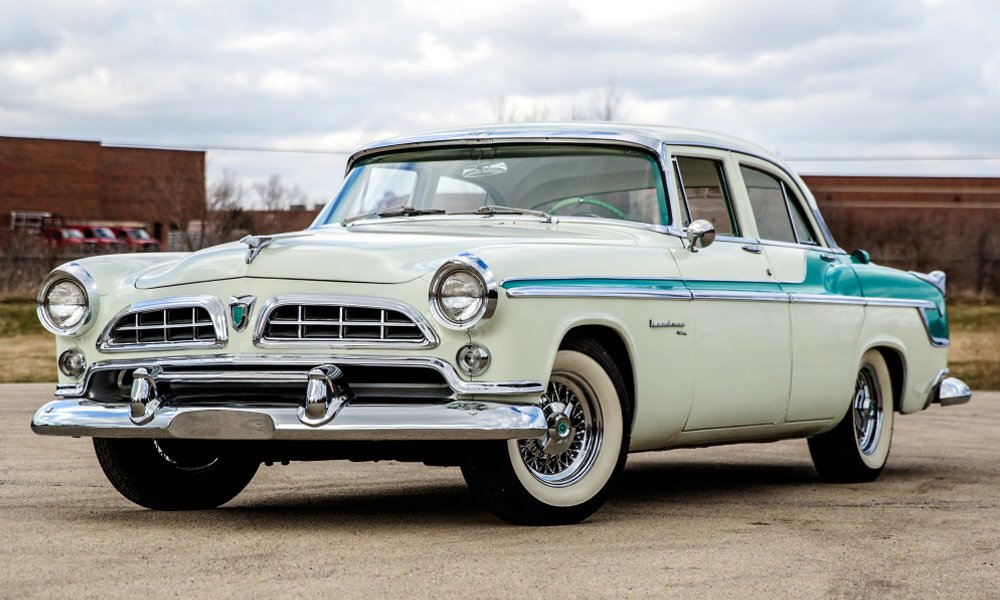 V modelovém roce 1955 byly všechny Chryslery od základu přestylizovány Virgilem Exnerem, přičemž některé prvky designu převzal od nového Imperialu.
