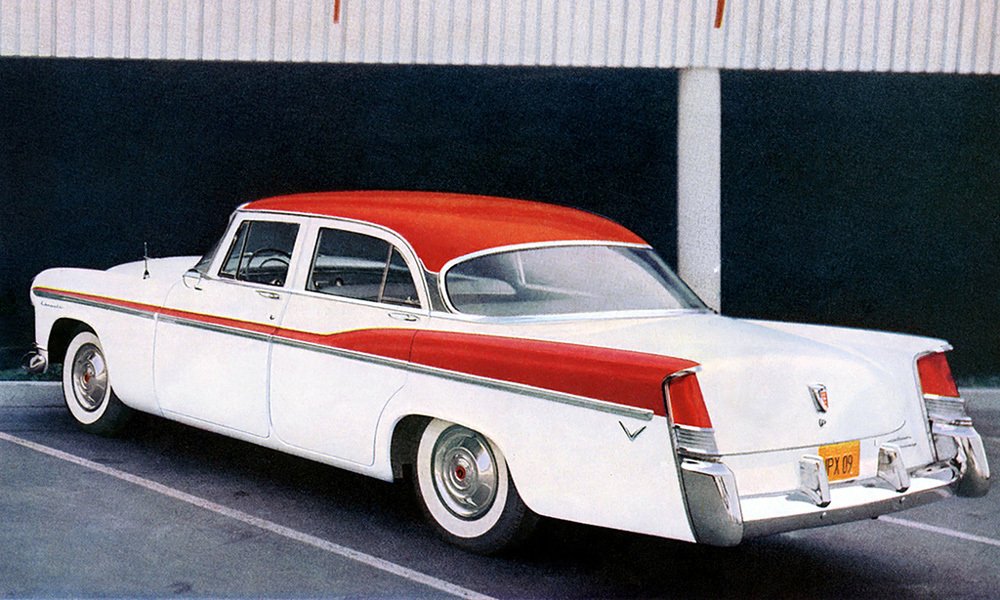 Sedan Chrysler Windsor z roku 1956 měl panoramatické přední a zadní okno a velké svislé koncové svítilny.