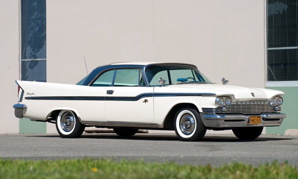 Typickým rysem modelů 1959 byly dvojité zalomené boční lišty a střídmější příď s dvojitými světlomety pod stříškami v barvě karoserie.