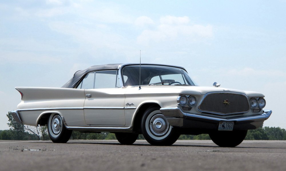 Kabriolet Chrysler Windsor z roku 1960 měl samonosnou karoserii a pětiúhelníkovou masku chladiče.