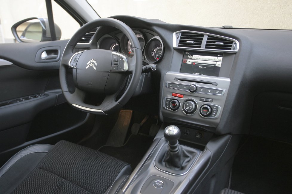 Modernější Peugeot 308 závidí: C4 zachovává samostatné ovladače topení a šikovná tlačítka hlavních položek menu. To je mnohem lepší než bloudit nabídkami jediného displeje.