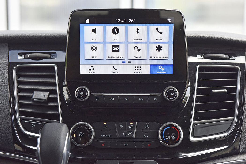 Silnější motorizace se u fordu prodávají až od výbavy Titanium, takže mají v základní výbavě audiosystém Sync 3 s hlasovým ovládáním a 8palcovou dotykovou obrazovkou nad středovým panelem