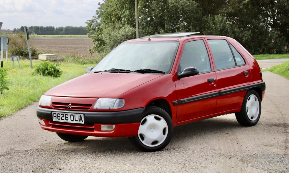 Pětidveřový hatchback Citroën Saxo měl plastové nárazníky a plastové lišty na bocích. Za příplatek mohl mít střešní okno.