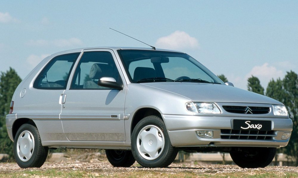 Třídveřový Citroën Saxo Exclusive měl nárazníky i boční lišty v barvě karoserie.