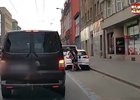 Policisté v Brně řešili nezodpovědného cyklistu, který naboural auto. Záznam jeho jízdy ale pobaví