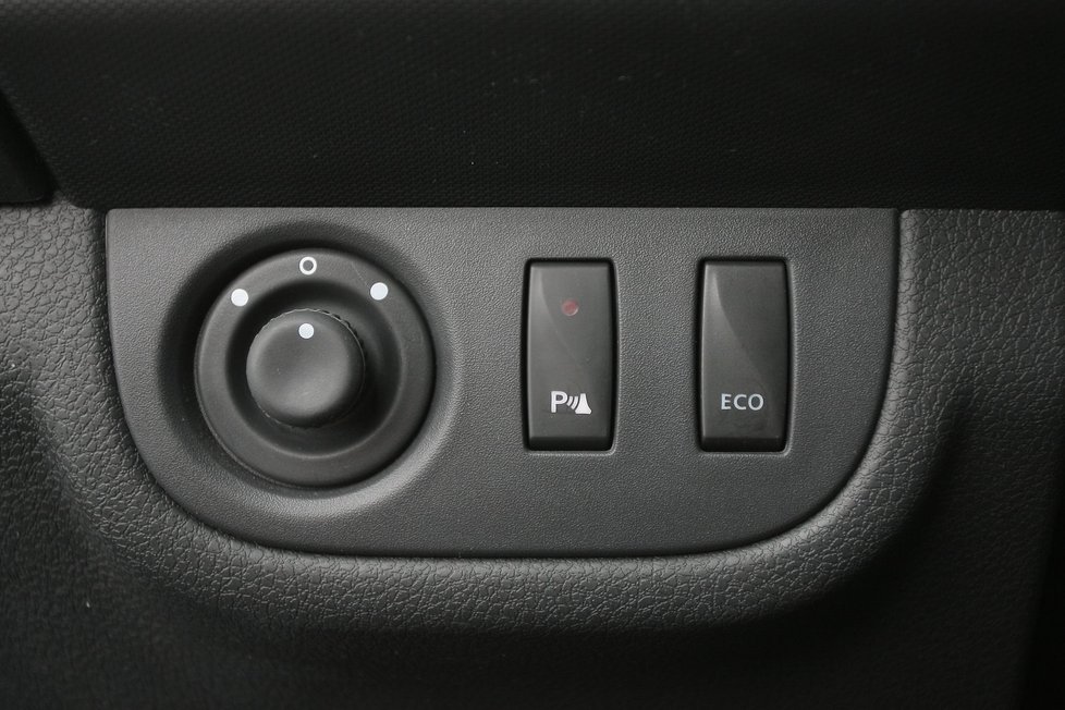 Tlačítkem Eco vlevo pod volantem se  zapíná funkce omezení výkonu a točivého  momentu. Bohužel omezí i výkon klimatizace a topení. V praxi jsme navíc žádný  přínos spotřebě nepozorovali. 