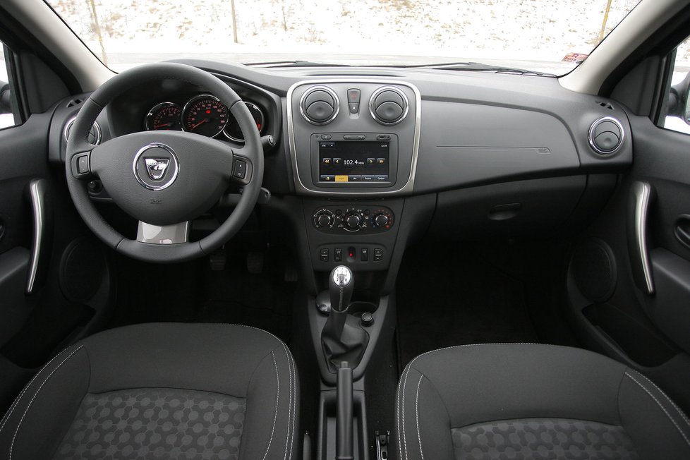 V novém loganu a sanderu Dacia poprvé  poskytla volbu vestavěné navigace, navíc  za férovou cenu 5800 Kč.
