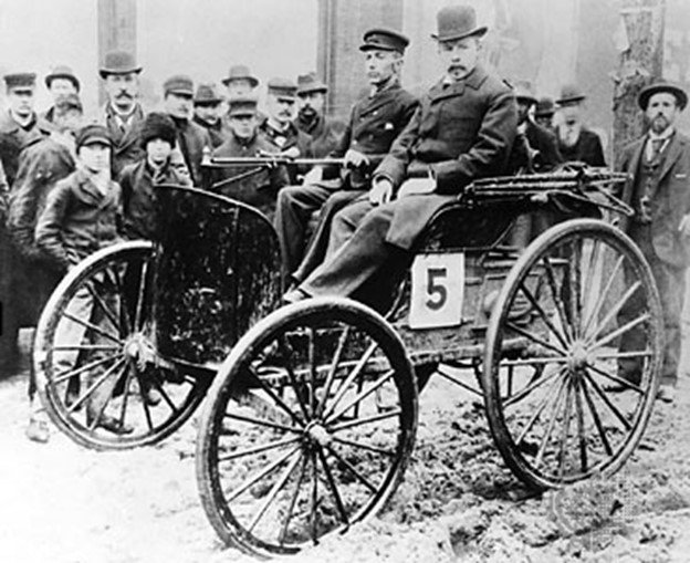 Frank Duryea (vlevo) a A.W. White po závodě Chicago race 1895