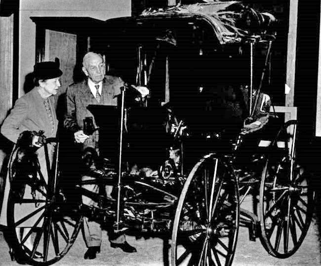 Pan a paní J Frank Duryeaovi s Motor Wagonem z roku 1893