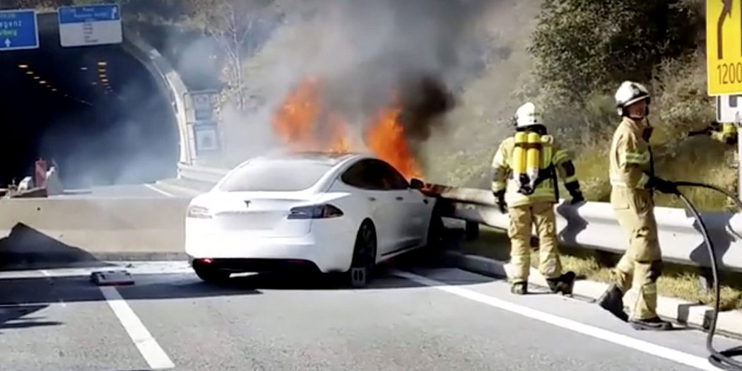 Hořící Tesla