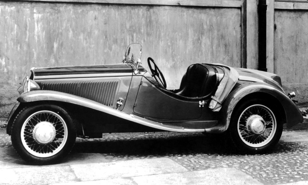 Dvoumístný otevřený Fiat 508 Spider s motorem SV a třístupňovou převodovkou debutoval v roce 1933.