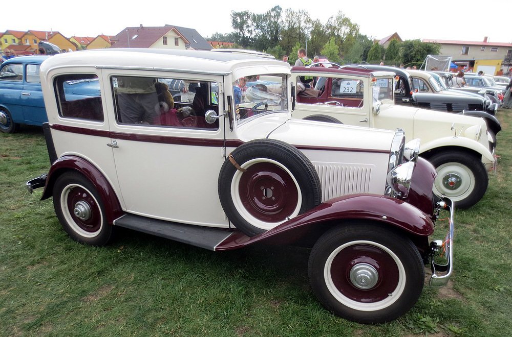 V licenci vyráběný dvoudveřový Walter Junior Limousine z roku 1933 v dvoubarevném provedení.