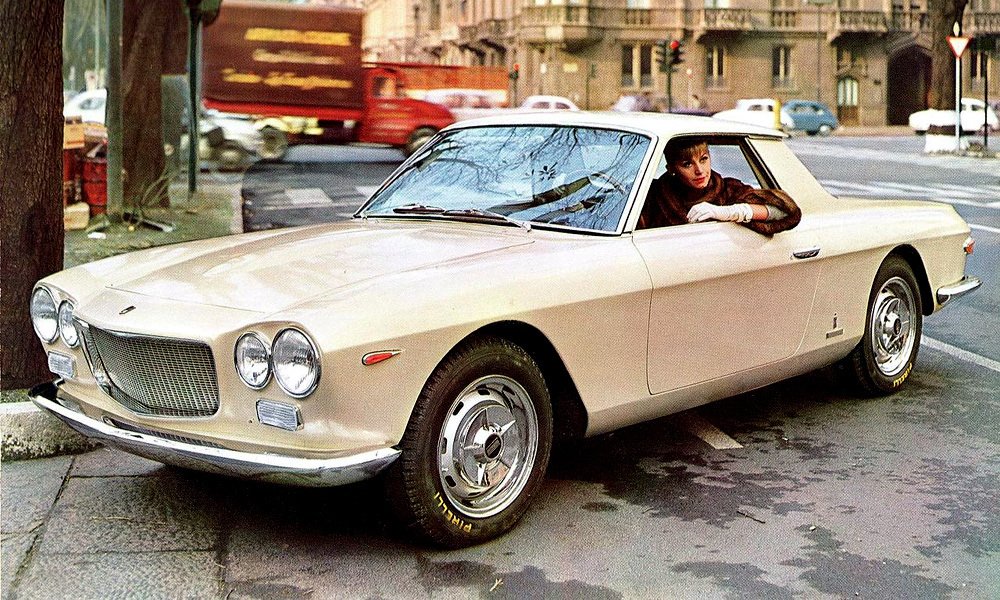Na podvozku Fiatu 2300 postavil Pininfarina v roce 1963 Coupé Speciale. O vlastní řešení kupé se pokusily i karosárny Allemano a Moretti.