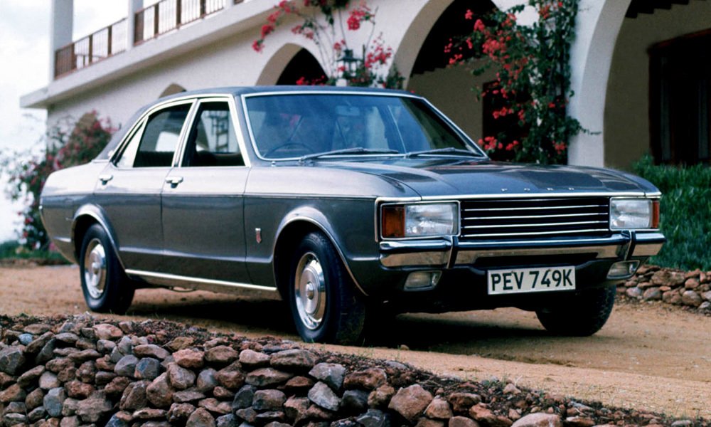 Luxusní verze Ford Granada GXL měl prahové chromované lišty, mlhovky pod předním nárazníkem a vinylový potah střechy.