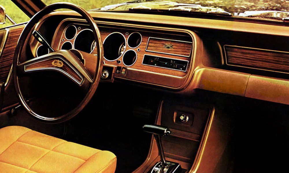 Ford Granada GLX měl palubní desku potaženou dřevěnou dýhou a šest kruhových přístrojů před volantem.