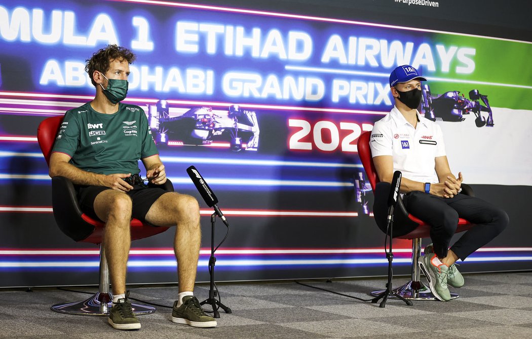 Na tiskových konferencích vystupují společně Němci Sebastian Vettel (v zeleném) a Mick Schumacher (tým Haas), pro kterého je kolega z Aston Martinu již roky mentorem