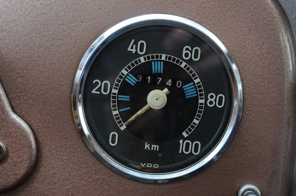když je na tachometru stovka, nejvyšší povolená rychlost má hodnotu 80 km/h.