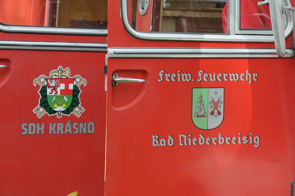 Loga dvou hasičských sborů připomínají původního a aktuálního vlastníka. I to je dokladem dlouholetého partnerství.