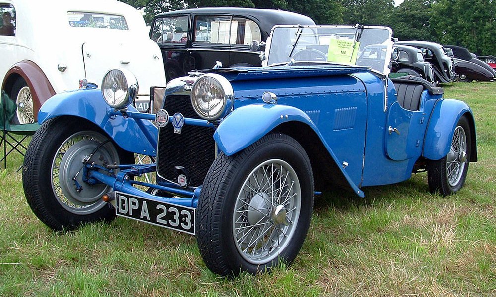 Prototyp HRG 1500 byl postaven koncem roku 1935 a měl dveře otevírané proti směru jízdy. 