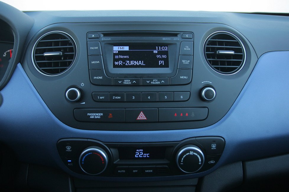 Navigaci sice neumí mít Hyundai i10 nikdy, ovládání rádia a všech dalších funkcí však jednoznačně musíme pochválit!