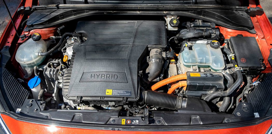 Benzinový motor a hybridní ústrojí vyplnily prostor pod kapotou tak dobře, že olověná 12V baterie musela být odsunuta dozadu. Pouze elektrický ioniq má baterii vpředu pod kapotou.