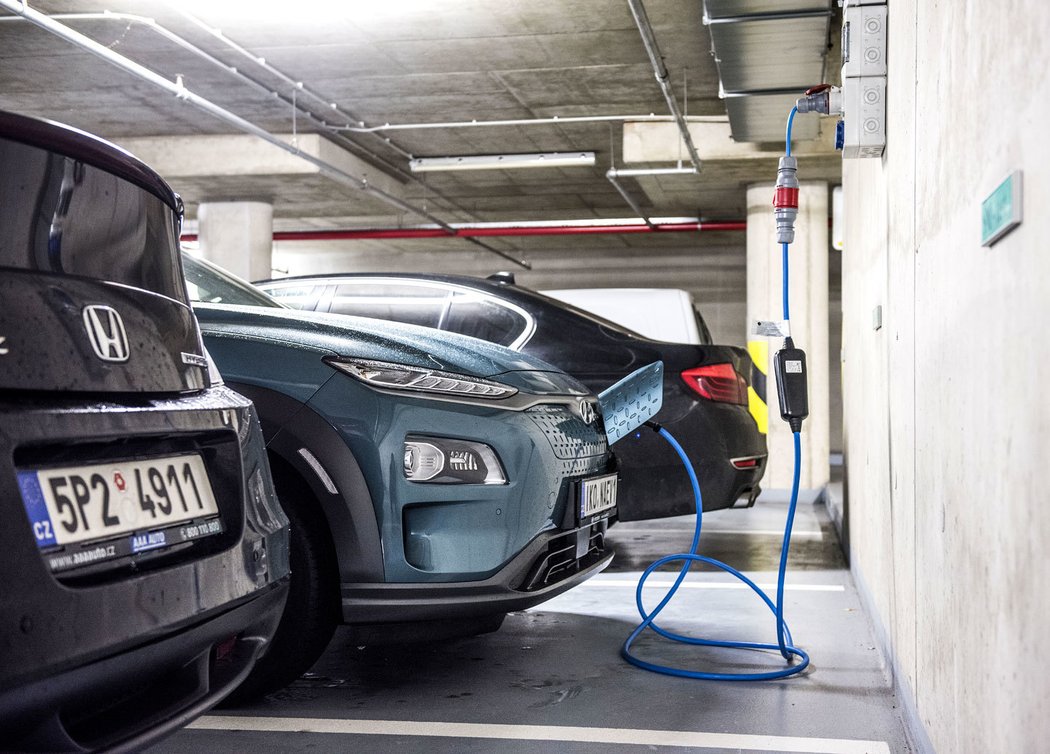 V našich podzemních garážích můžeme komfortně nabíjet elektromobily. Bohužel kona z roku 2019 se uměla střídavým proudem nabíjet jen z jedné fáze.