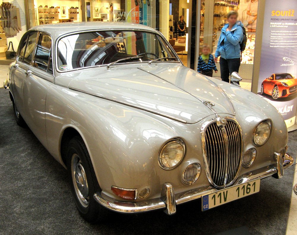 V roce 1963 se na trhu objevila prodloužená a vylepšená verze typu Mark 2 s motorem o objemu 3,4 a 3,8 litru, nazvaná Jaguar S-type.