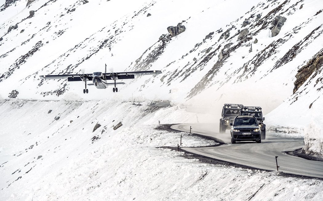 Klikatá horská silnice Stabele je v zimě zavřená. Když ale není sníh, najdete i zde vystavený jeden z přeživších f lmových off roadů.