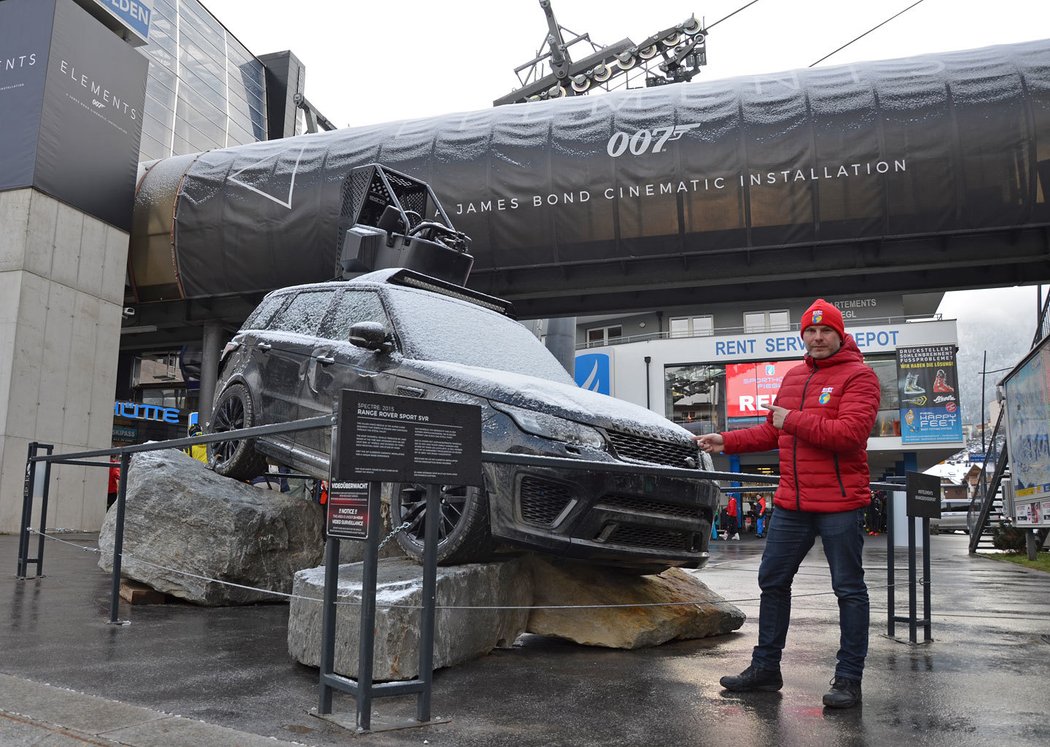 Na bondovskou expozici láká už při nástupu na lanovku v Södlenu řádně obouchaný Range Rover Sport SVR s filmařským křeslem na střeše.