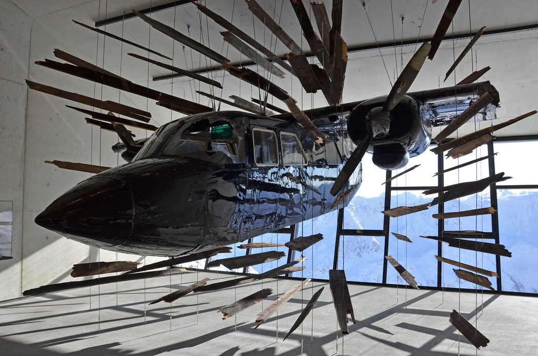 Ozdobou expozice jsou trosky letadla, s kterým agent 007 nahání konvoj land roverů