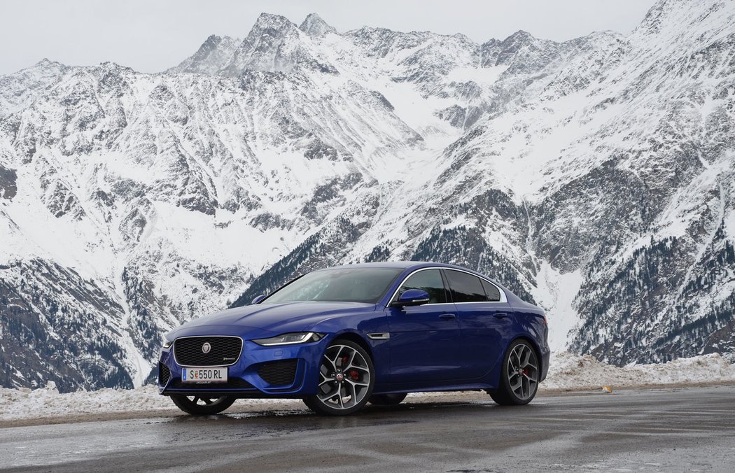 Po stopách Jamese Bonda jsme se vydali stylově s Jaguarem. Třísetkoňový sedan XE s pohonem všech kol dokonale zapadl do kulis Spectre i na zasněžené alpské serpentiny.