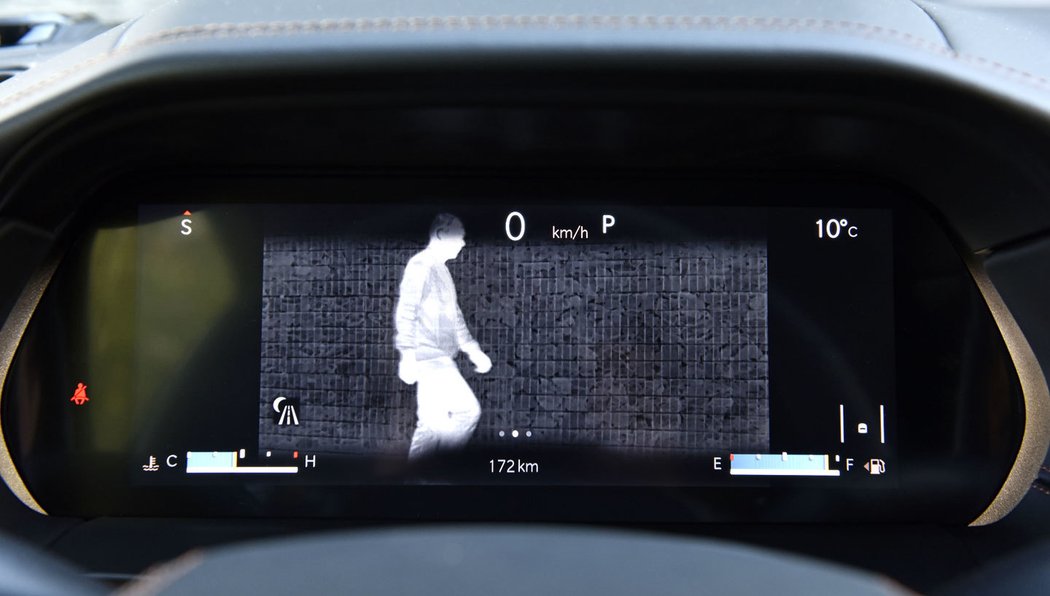 Digitální přístrojový štít s úhlopříčkou 10,25“ má jemnou grafiku a nabízí řadu zobrazení včetně nočního vidění