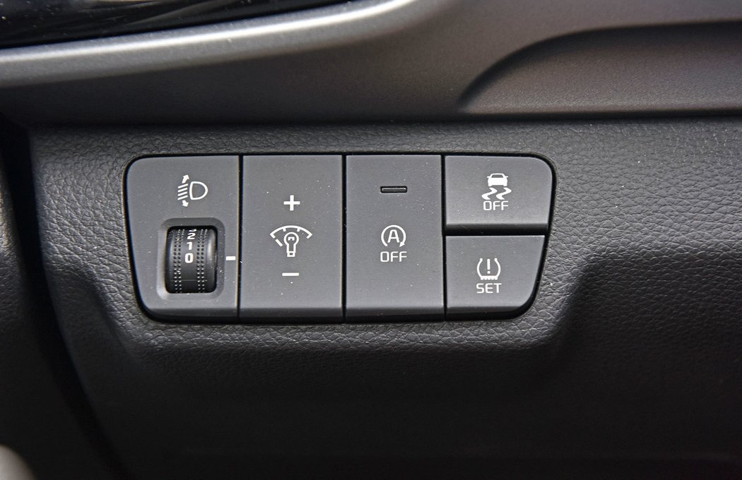 V interiéru je kia konzervativně ergonomická a zachovává si spoustu tlačítek, je tedy snadné deaktivovat systém stop-start, stabilizaci, hlídání jízdních pruhů (na volantu) nebo si zapnout výhřev sedaček. Samozřejmostí je i samostatný panel klimatizace.