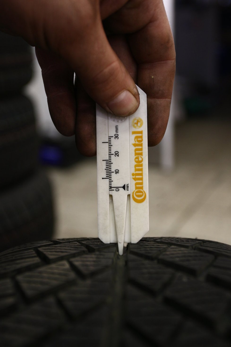 Legislativa vyžaduje odpovídající označení zimní pneumatiky a hloubku 4 mm pro dozy do 3,5 tuny. Ale jestli má pneumatika další pro zimu požadované vlastnosti, tu předpisy neřeší.