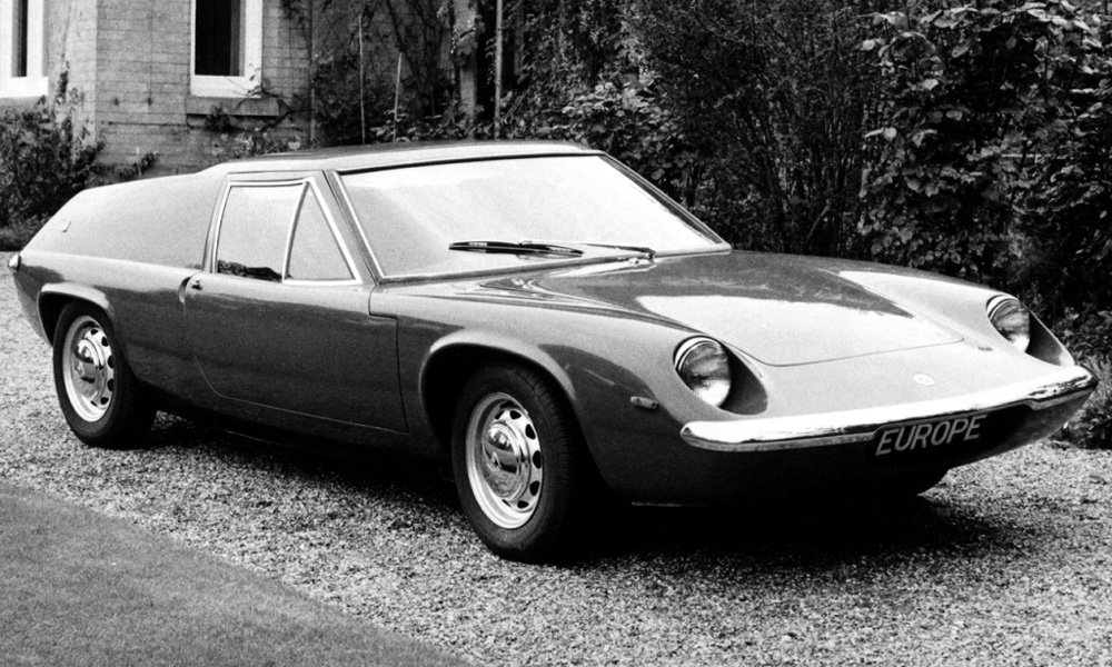 Na designu karoserie Lotusu Europa ze skelného laminátu pomáhali Chapmanovi John Fraylings a Peter Cambridge.