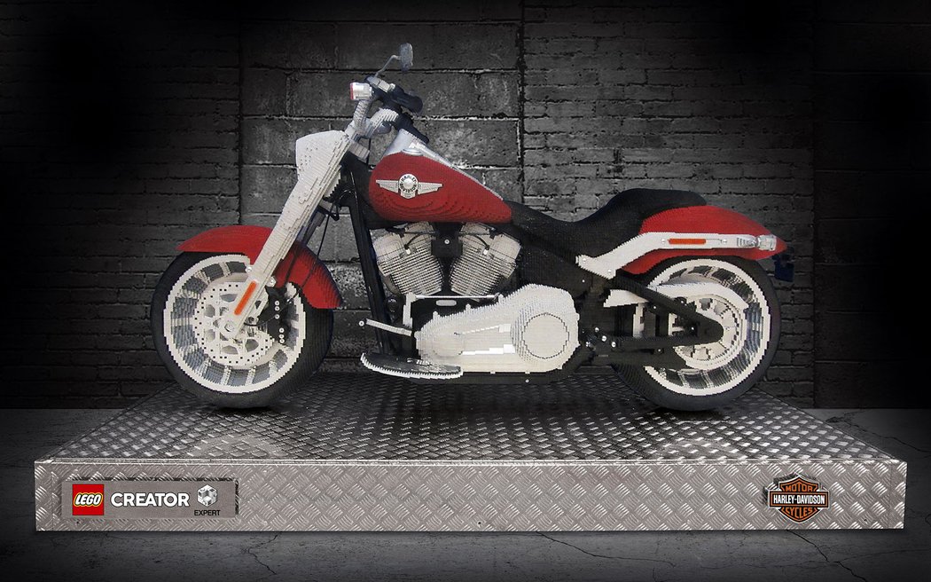 Dalším modelem v životní velikosti z Kladna je Harley-Davidson Fat Boy z 69.569 dílků, který svítí a dělá zvuk jako předloha