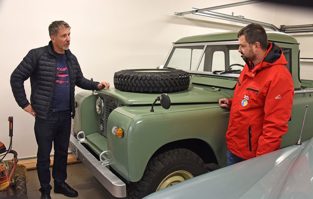Po většinu roku jezdí Martin Sodomka výhradně svými veterány. V Land Roveru z roku 1963 vozí třeba jablka ze sadu.