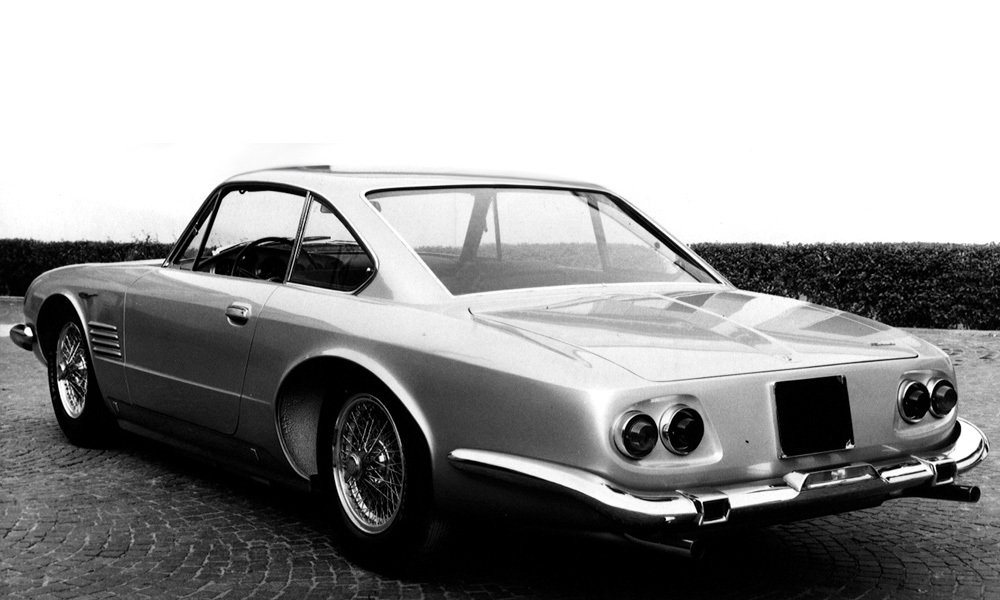 Kupé Maserati 5000 GT s karoserií Ghia mělo rozměry 4580 x 1680 x 1300 mm a vážilo 1500 kg.