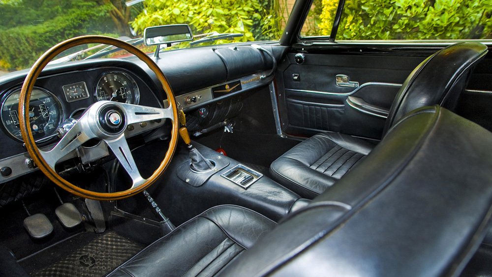 Maserati 5000 GT mělo luxusní interiér s koženými sedadly a dřevěný věnec volantu Nardi.
